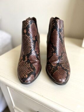 R2 Women's 8 M Nadia Brown Snake Print , Almond Toe, Block Heel Ankle Boots